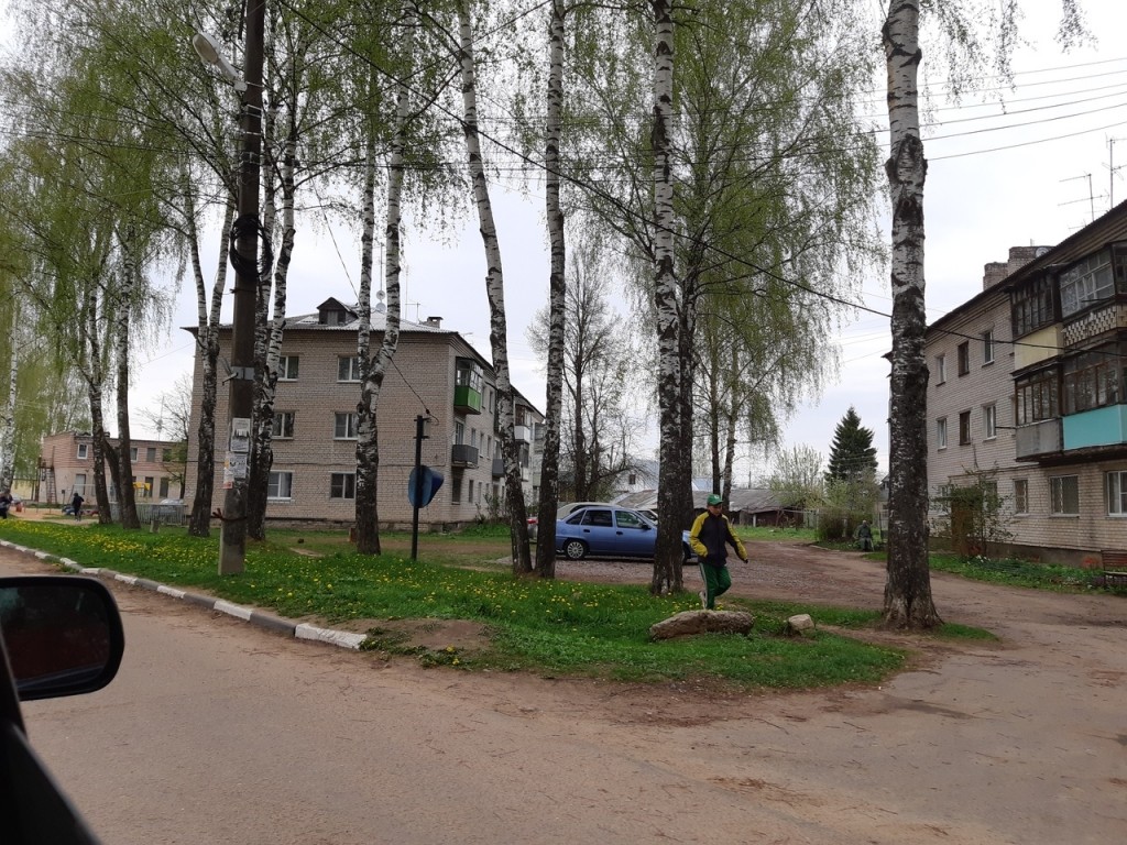 обл. Тверская, р-н. Конаковский, с. Городня, ул. Советская, д. 7-придомовая территория