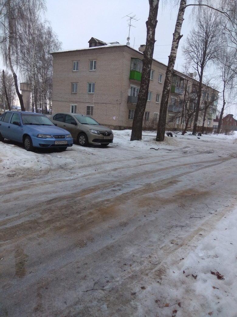 обл. Тверская, р-н. Конаковский, с. Городня, ул. Советская, д. 9-придомовая территория