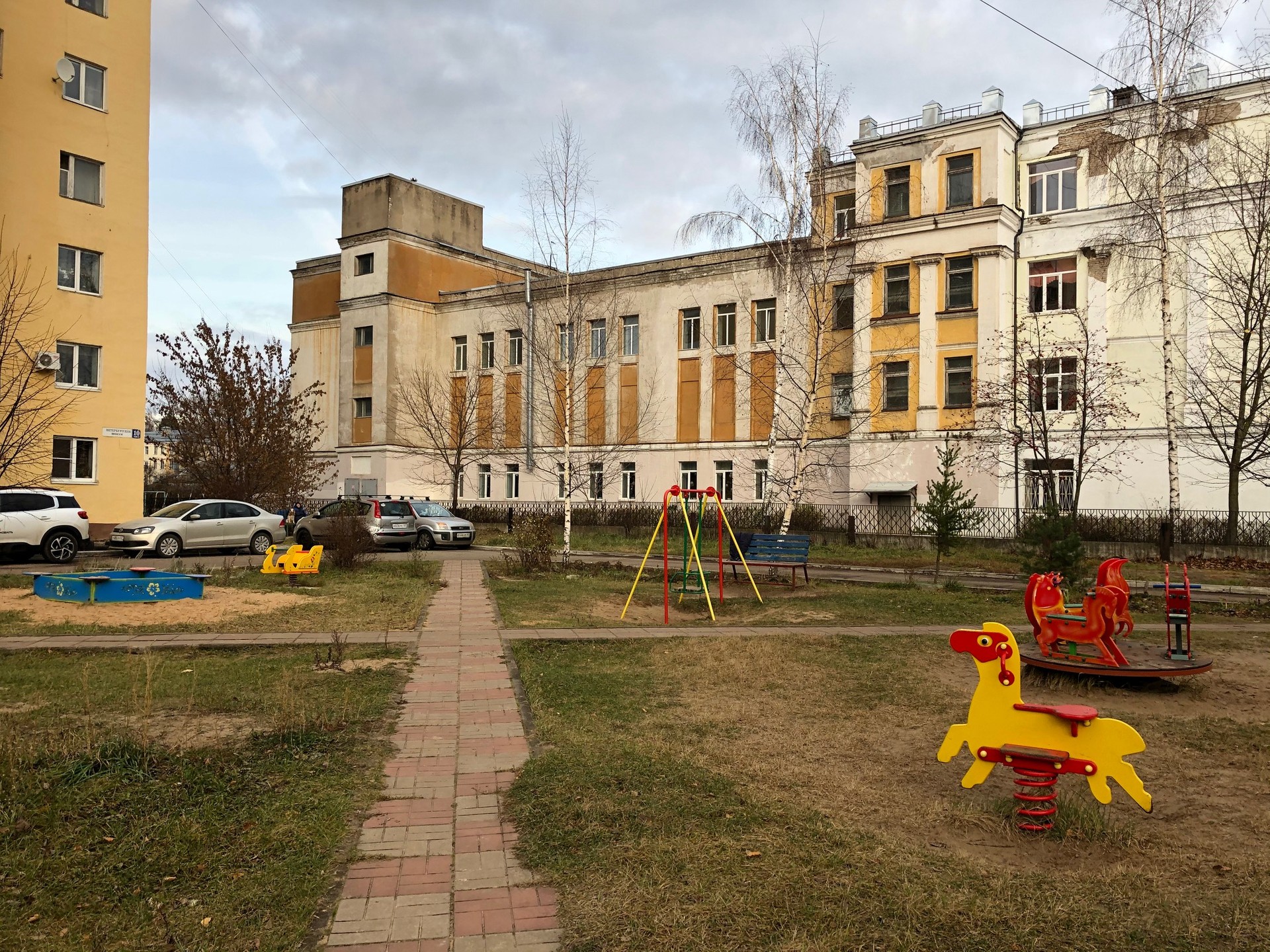 обл. Тверская, г. Тверь, ш. Петербургское, д. 10, к. 1-придомовая территория