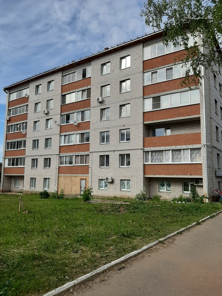 Респ. Удмуртская, г. Воткинск, ул. Садовникова, д. 17-фасад здания