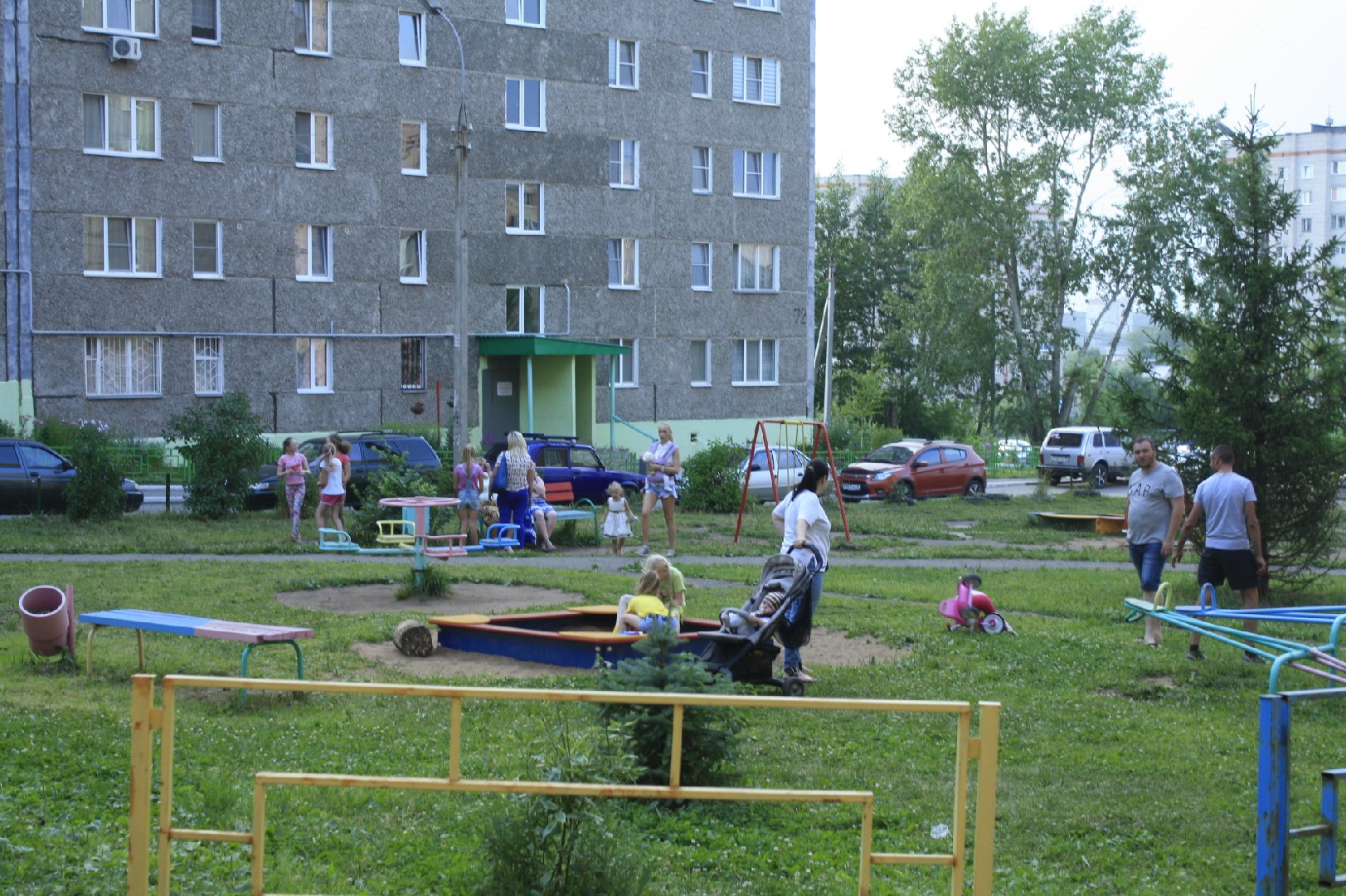 Респ. Удмуртская, г. Ижевск, ул. Баранова, д. 68-придомовая территория