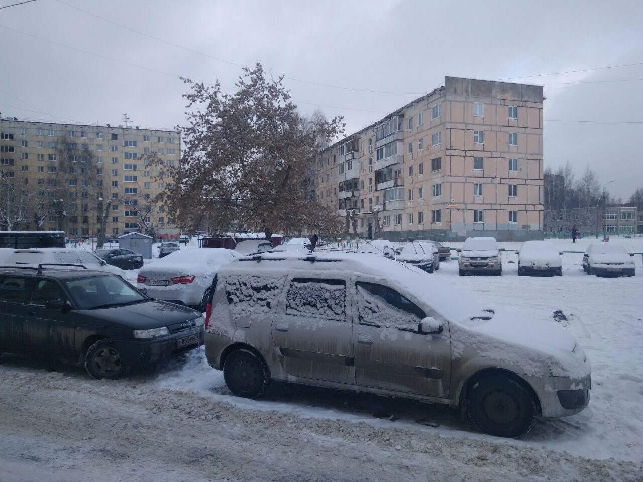 Респ. Удмуртская, г. Ижевск, ул. им Петрова, д. 9-придомовая территория