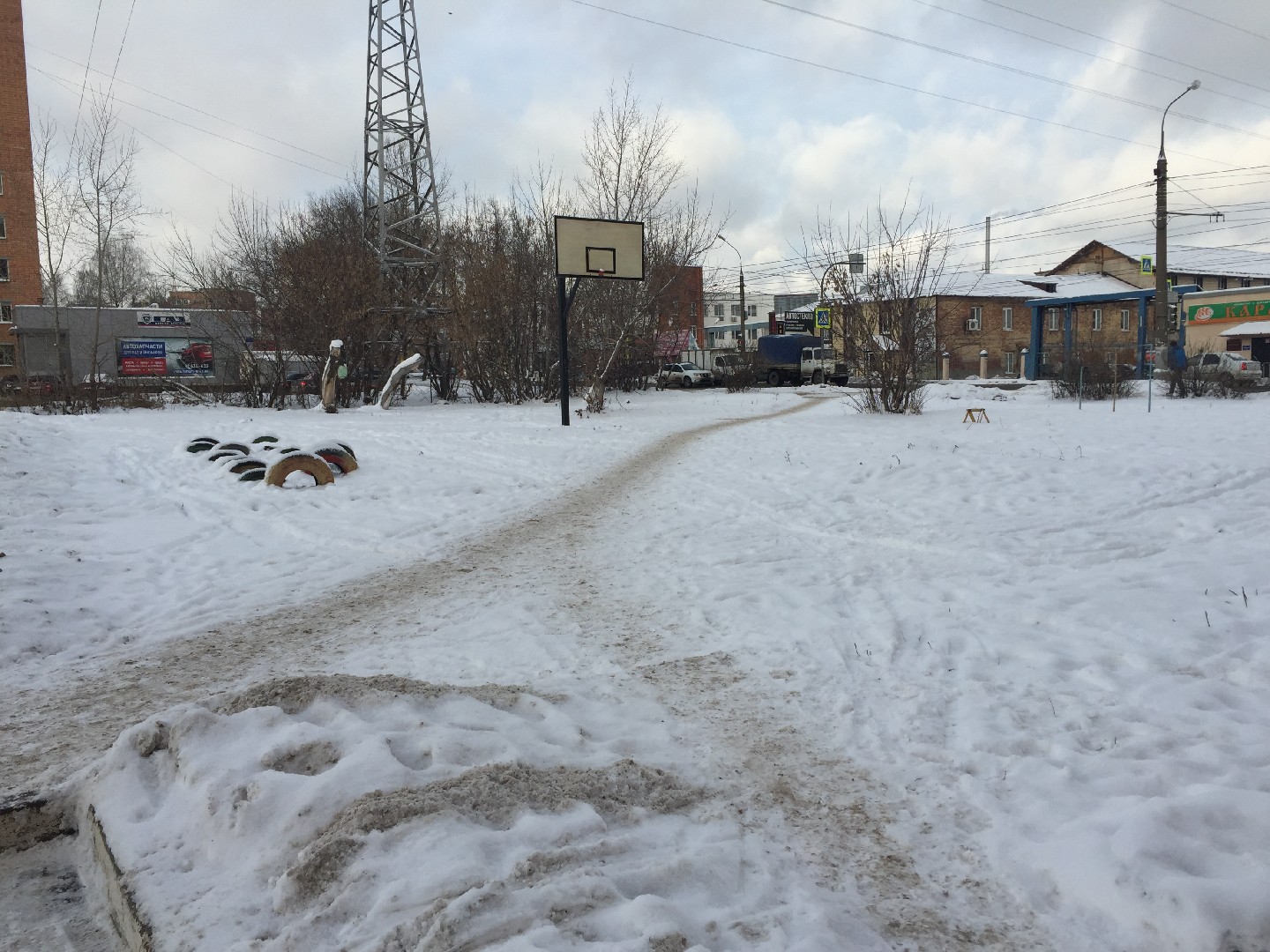 Респ. Удмуртская, г. Ижевск, ул. Орджоникидзе, д. 8-придомовая территория