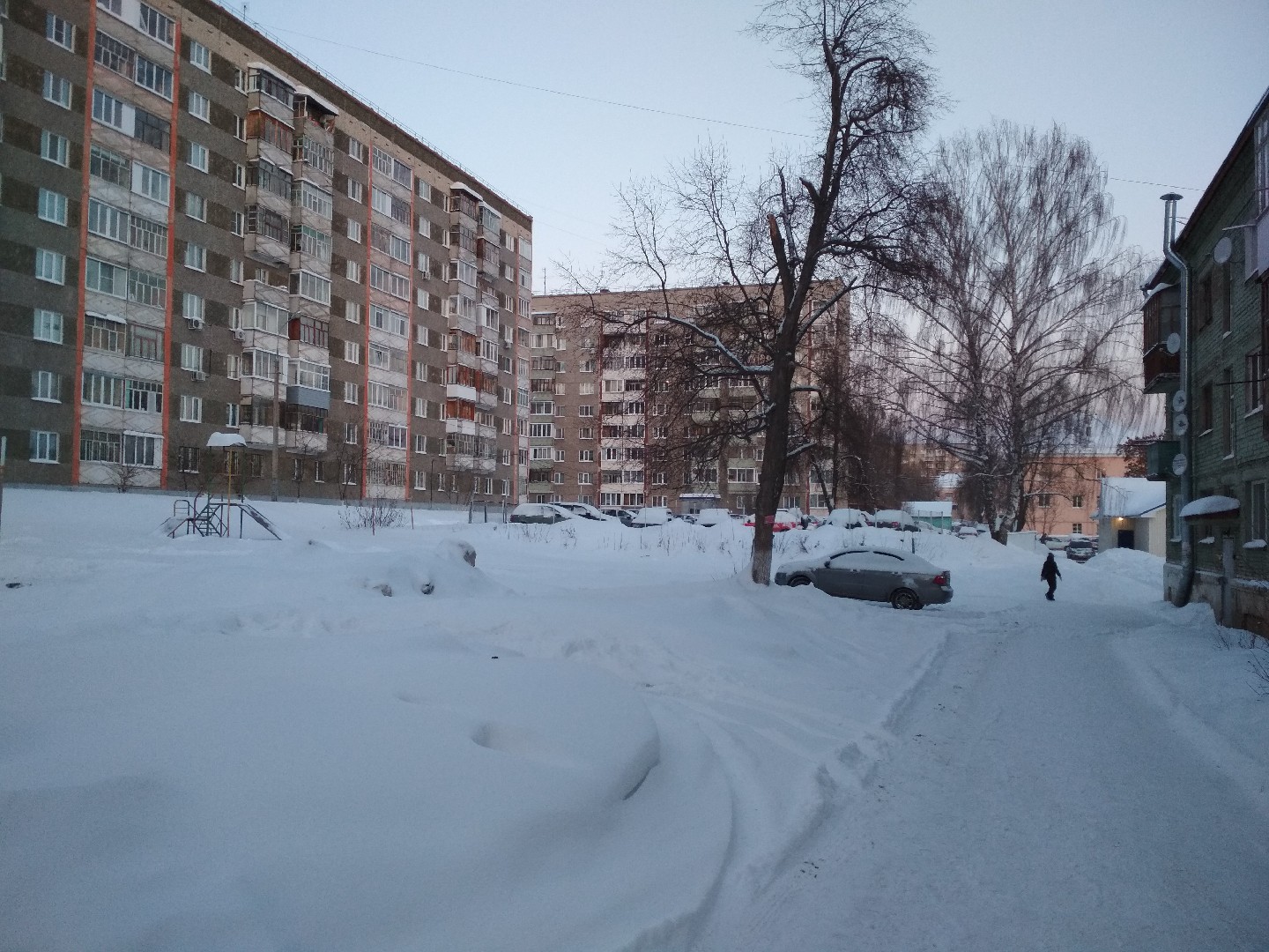 Респ. Удмуртская, г. Ижевск, ул. Орджоникидзе, д. 26а-придомовая территория