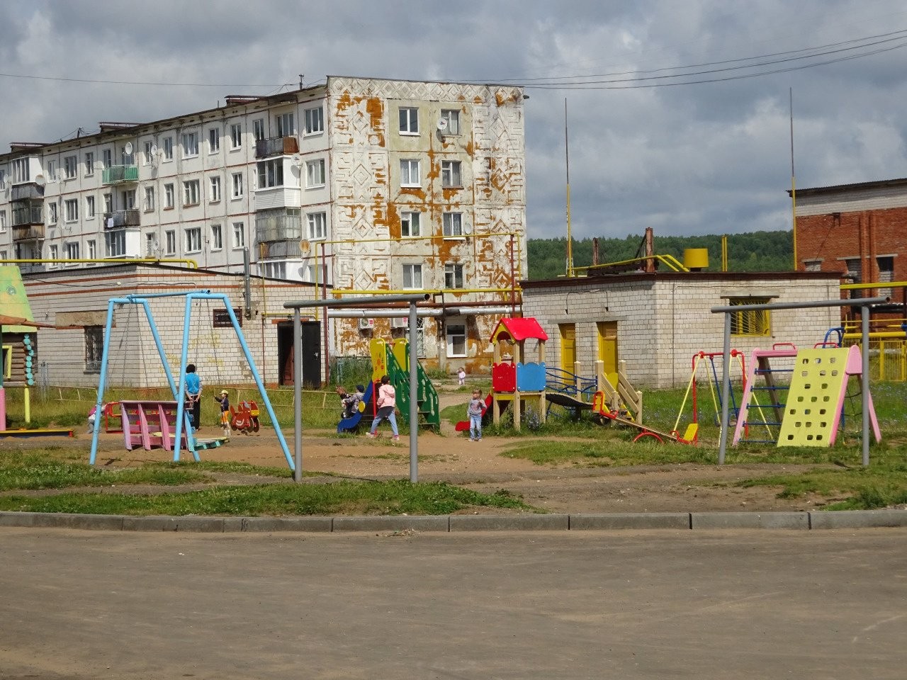 Респ. Удмуртская, р-н. Якшур-Бодьинский, с. Чур, ул. Мира, д. 6-придомовая территория