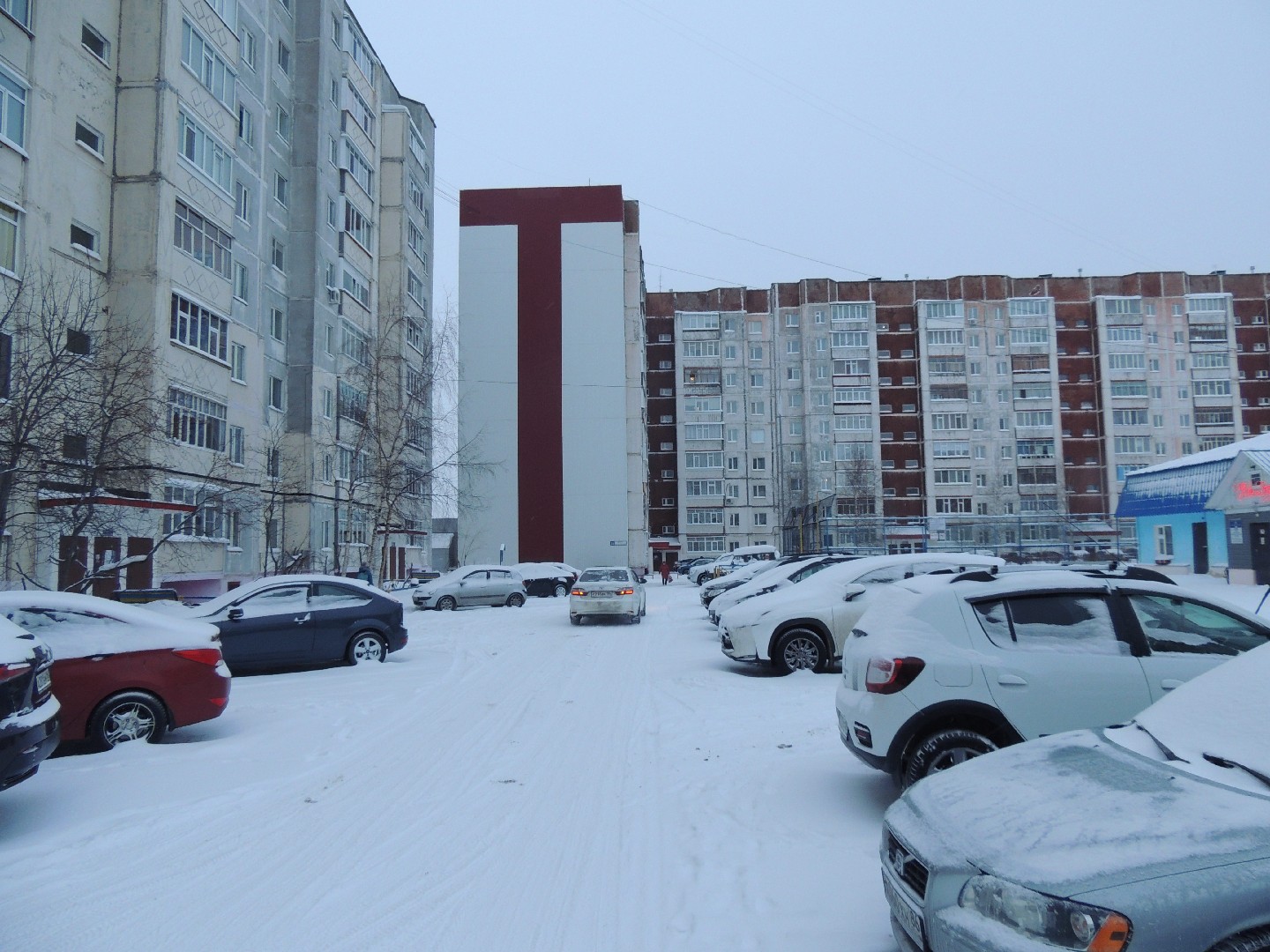 АО. Ханты-Мансийский Автономный округ - Югра, г. Сургут, пр-кт. Комсомольский, д. 27-придомовая территория