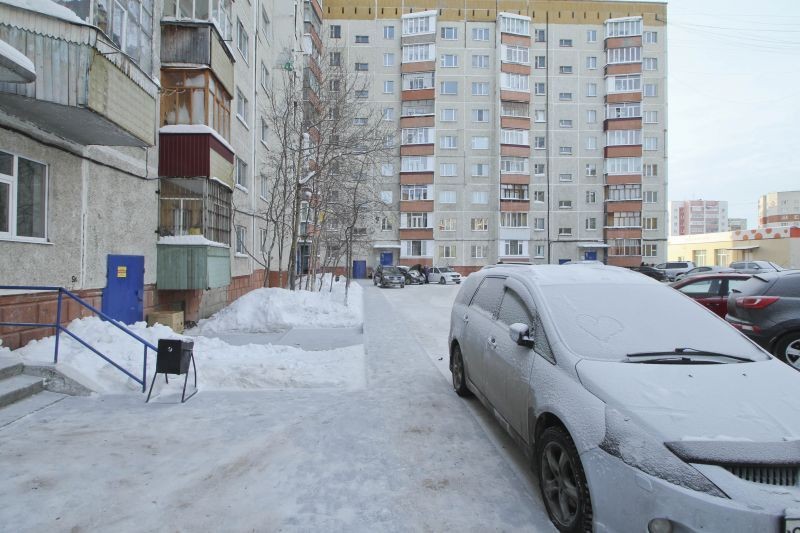 АО. Ханты-Мансийский Автономный округ - Югра, г. Сургут, пр-кт. Ленина, д. 70/1-придомовая территория