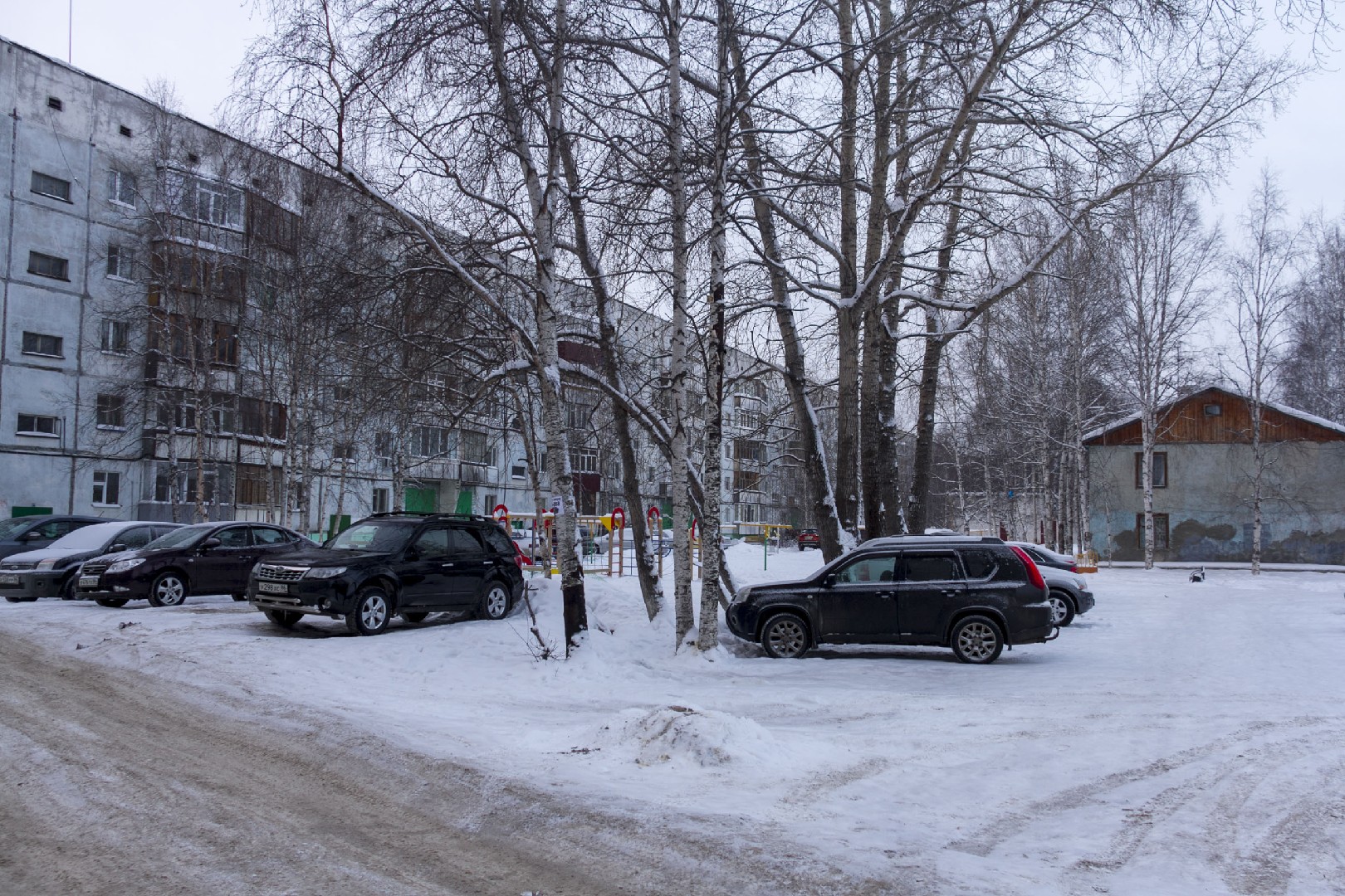 АО. Ханты-Мансийский Автономный округ - Югра, г. Сургут, ул. Энтузиастов, д. 4-придомовая территория