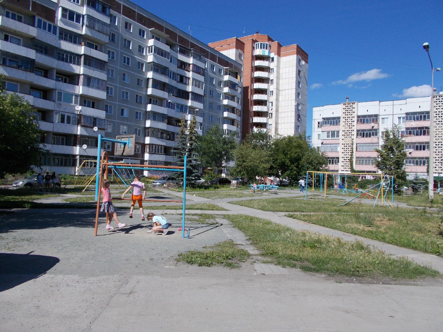 обл. Челябинская, г. Озерск, мкр. Заозерный, д. 10-придомовая территория