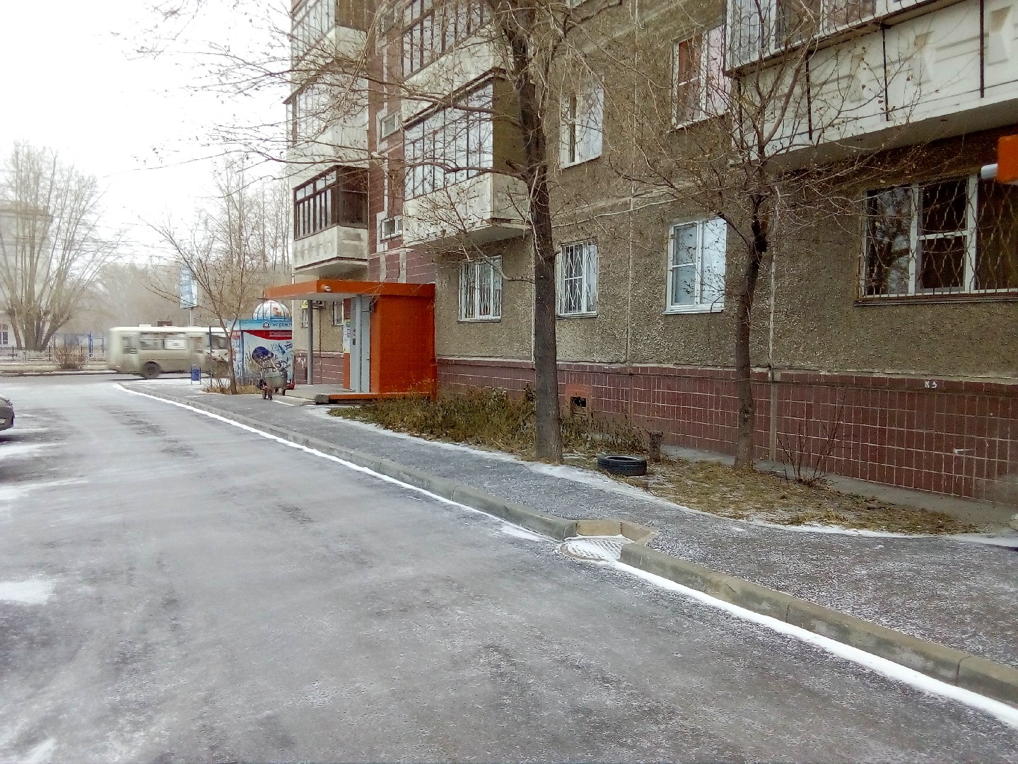 обл. Челябинская, г. Челябинск, ул. Салютная, д. 13-фасад здания