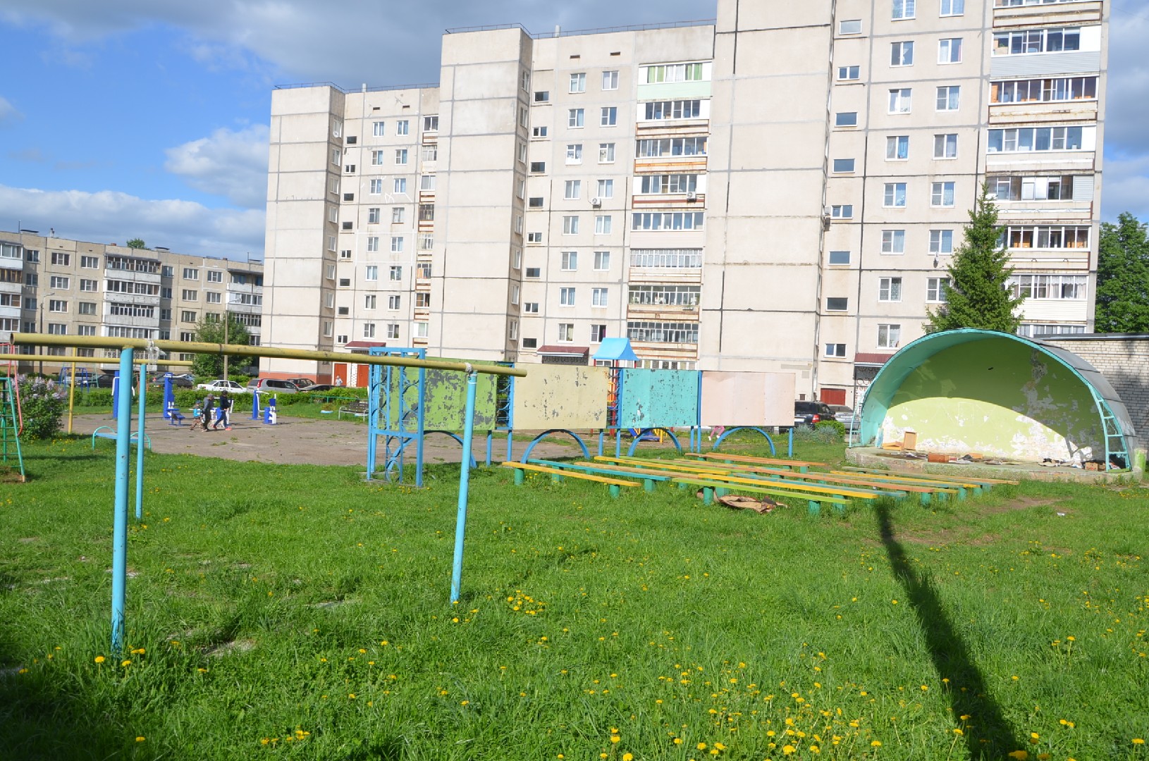 Респ. Чувашская, г. Новочебоксарск, б-р. Гидростроителей, д. 18-придомовая территория