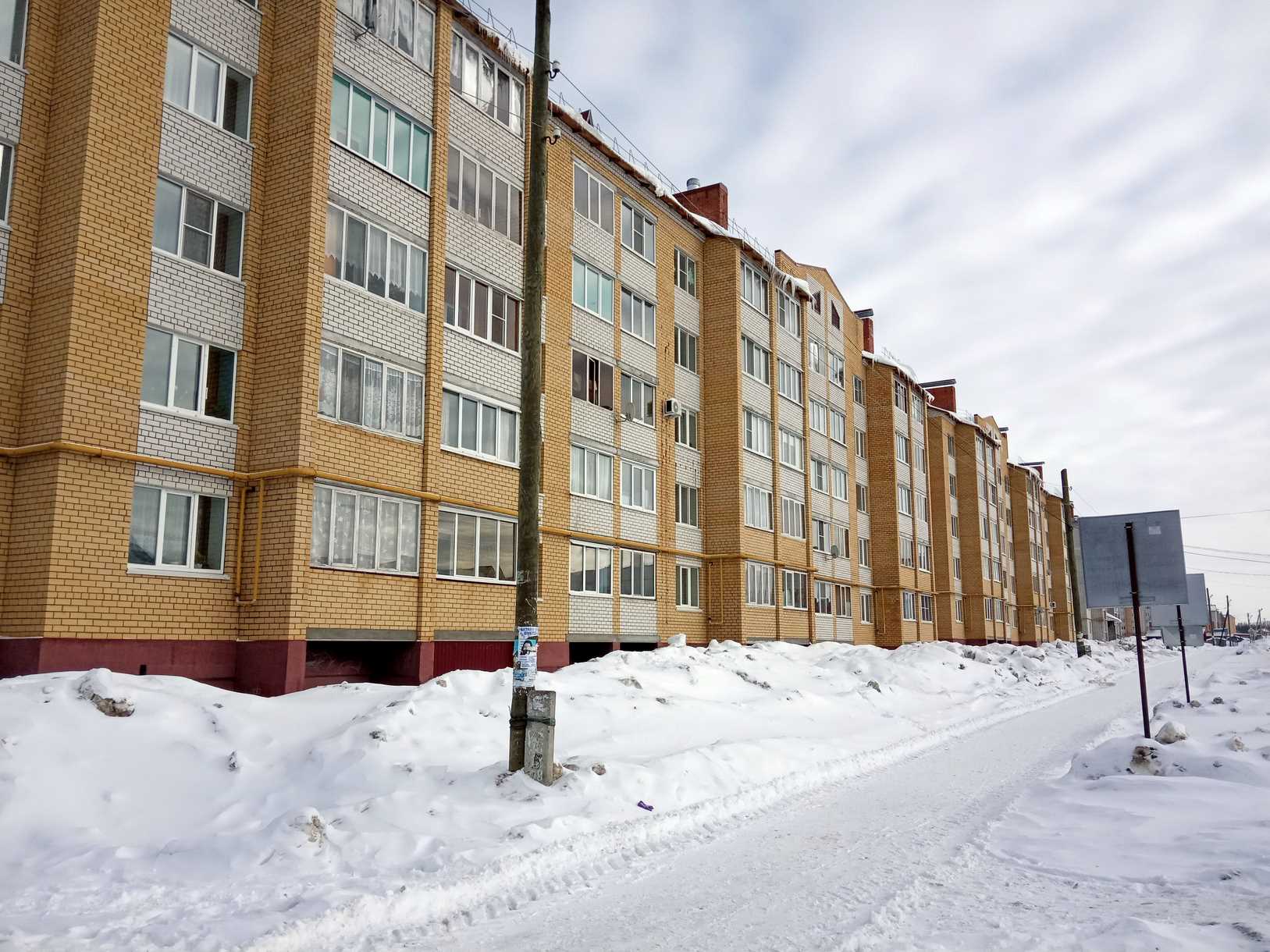 Респ. Чувашская, р-н. Цивильский, г. Цивильск, ул. Просвещения, д. 33-фасад здания