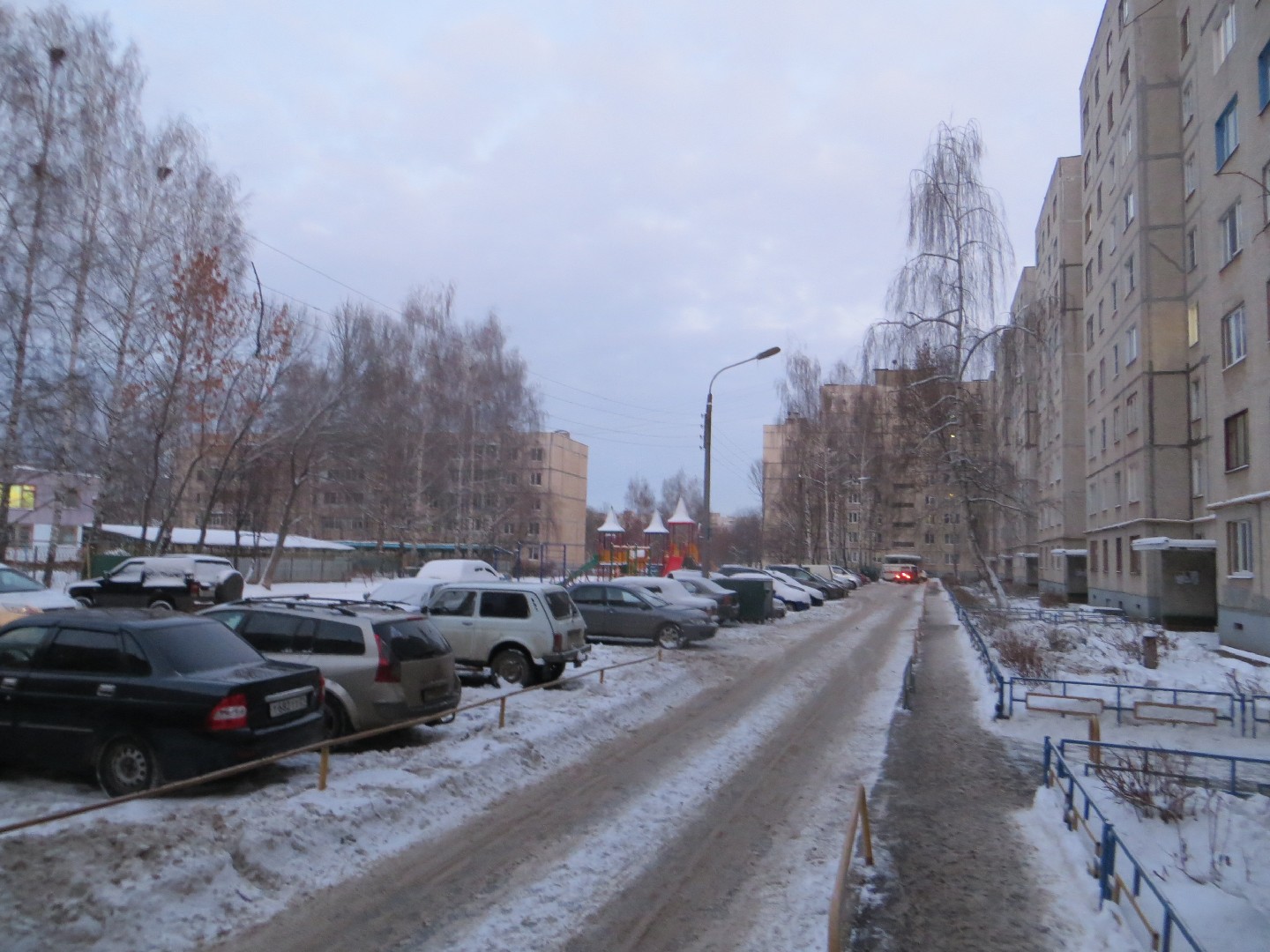 Респ. Чувашская, г. Чебоксары, ул. 50 лет Октября, д. 13/1-придомовая территория