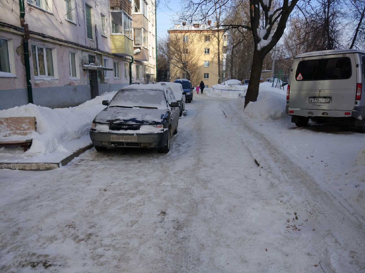 Респ. Чувашская, г. Чебоксары, ул. Космонавта Николаева А.Г., д. 42-придомовая территория