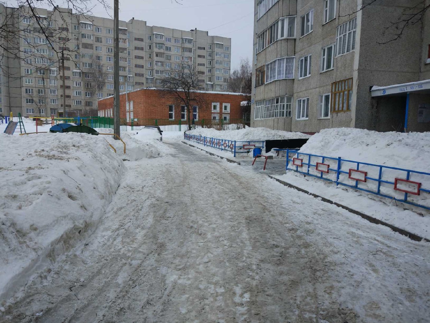 Респ. Чувашская, г. Чебоксары, ул. Ленинского Комсомола, д. 76-придомовая территория