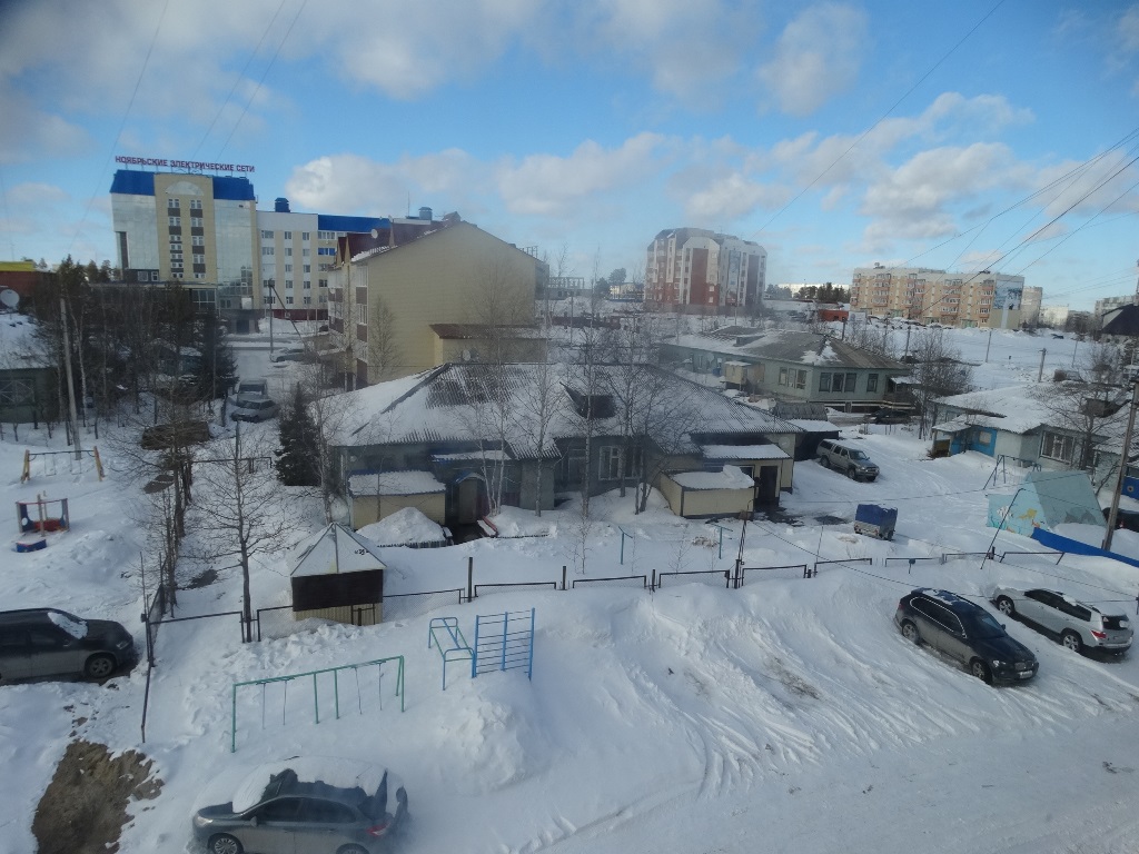 АО. Ямало-Ненецкий, г. Ноябрьск, ул. 60 лет СССР, д. 41-придомовая территория