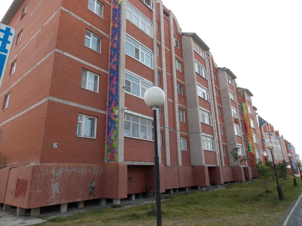 АО. Ямало-Ненецкий, г. Салехард, ул. Республики, д. 62-фасад здания